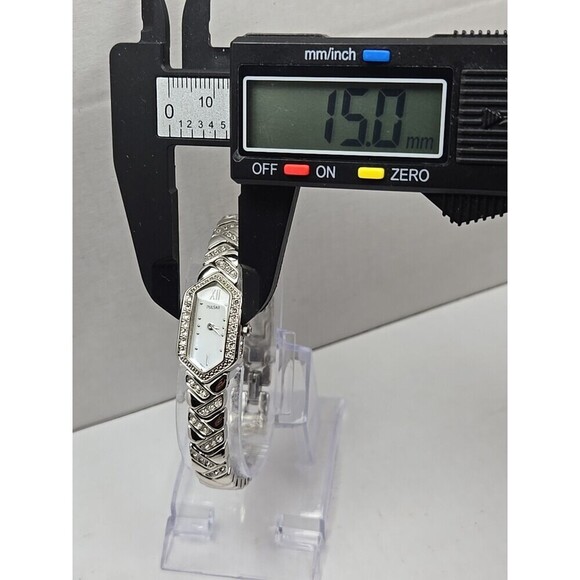 Pulsar 1N00 X204 Ladies Hexagon Crystal Accent MOP Dial Quartz Watch New Battery - Picture 4 of 11